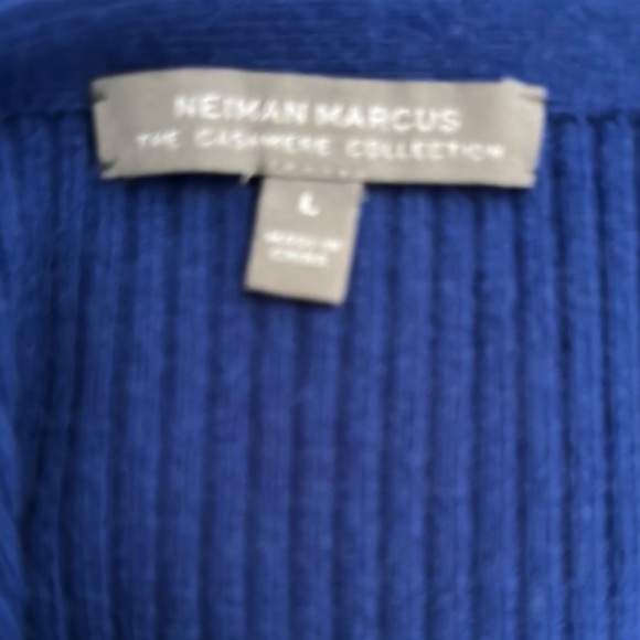 Neiman Marcus Blue V-Neck Sweater with 3/4 Sleeves. Size L - Picture 4 of 4